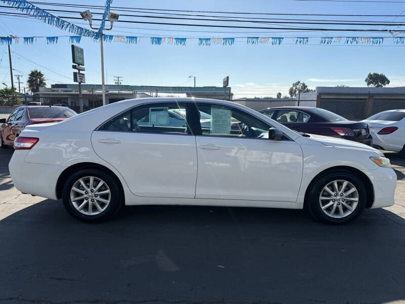 2010 Toyota Camry XLE photo 3