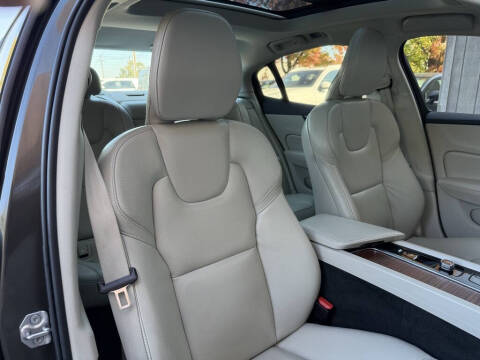 2022 Volvo S60 B5 Momentum