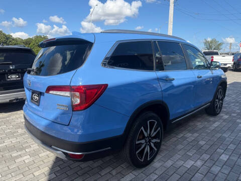 2021 Honda Pilot Touring w/Rear Captain's Chairs