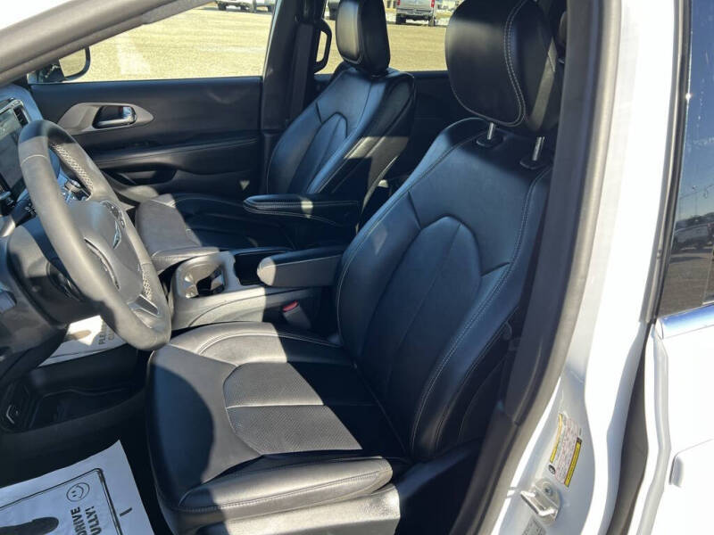 2025 Chrysler Pacifica Select