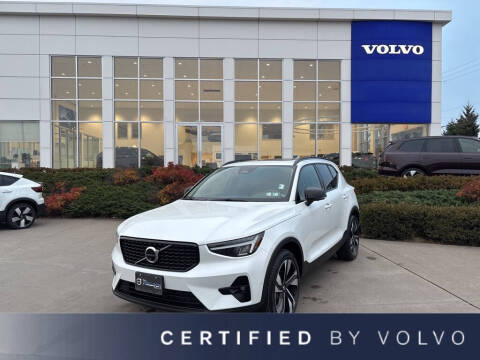 2025 Volvo XC40 B5 Plus Dark Theme