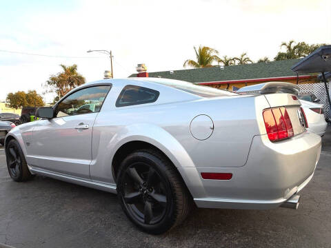 2005 Ford Mustang GT Deluxe