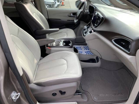 2017 Chrysler Pacifica Touring-L Plus