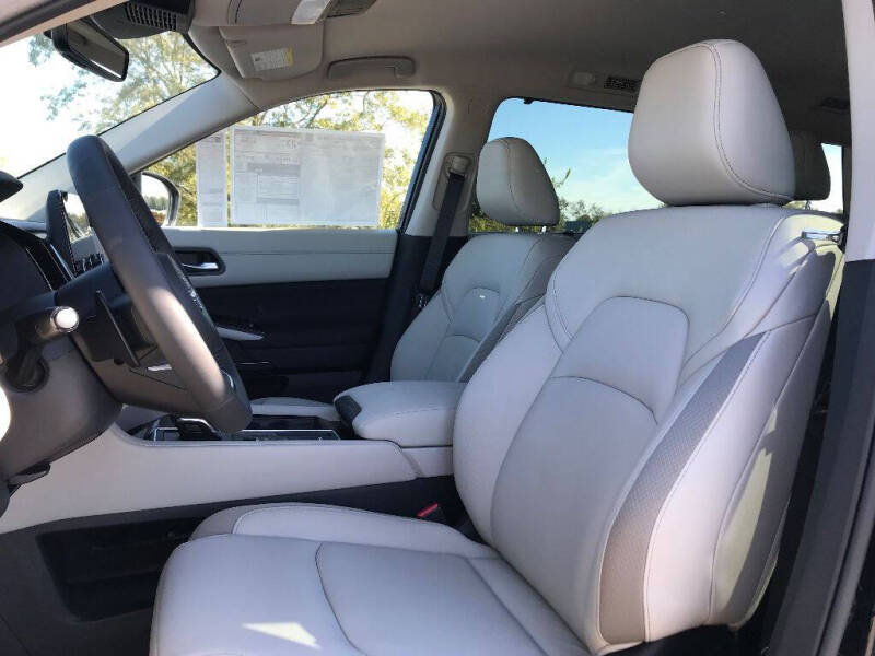 2025 Nissan Pathfinder SL