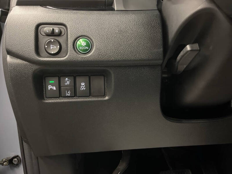 2022 Honda Pilot Touring w/Rear Captain's Chairs