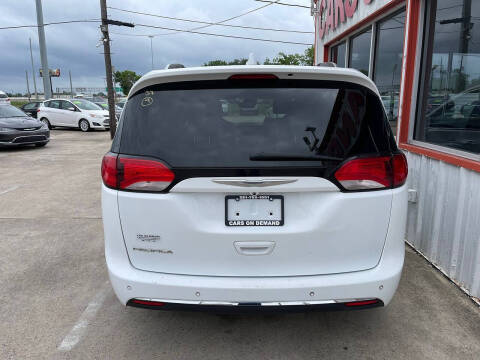 2017 Chrysler Pacifica Touring-L Plus