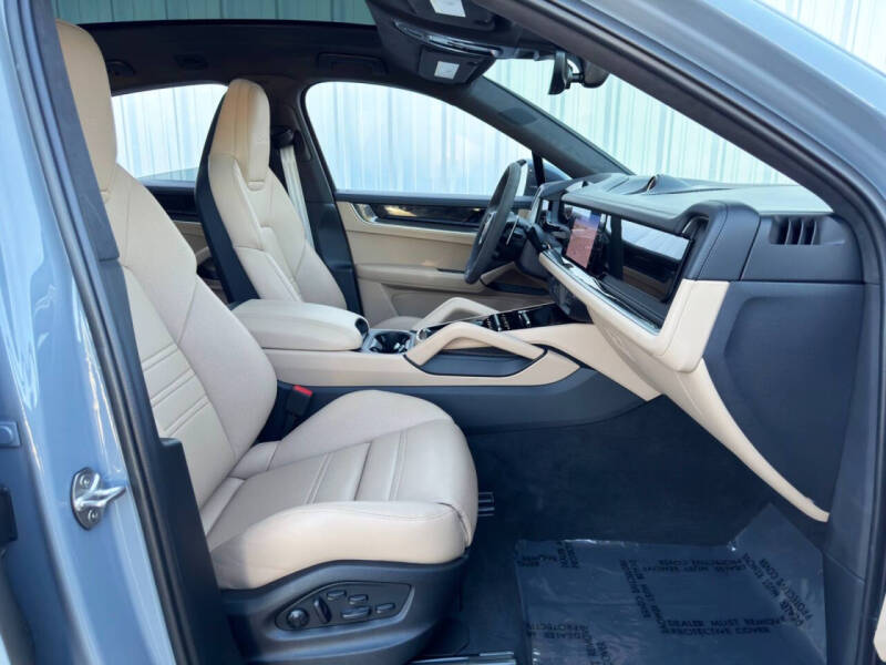 2024 Porsche Cayenne Turbo E-Hybrid Coupe