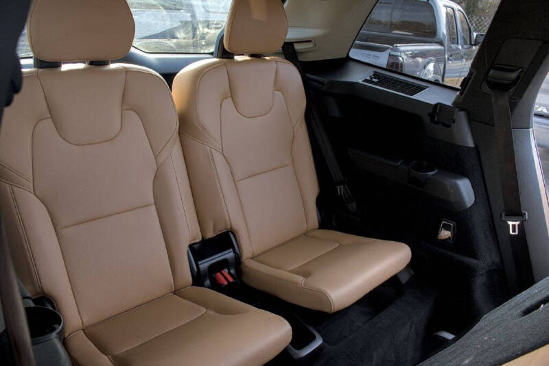 2016 Volvo XC90 T6 Momentum