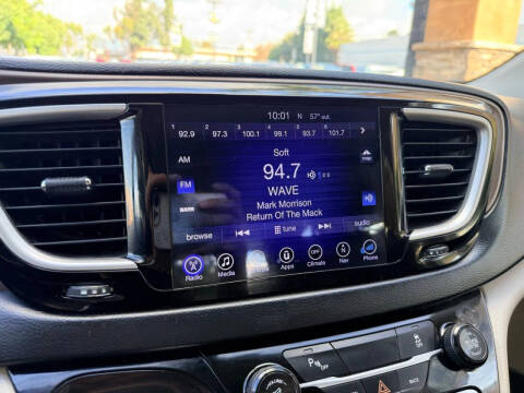 2017 Chrysler Pacifica Touring-L