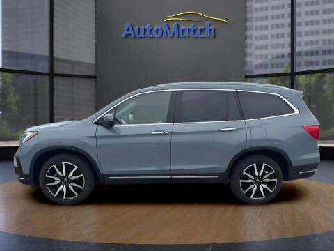 2022 Honda Pilot Touring w/Rear Captain's Chairs