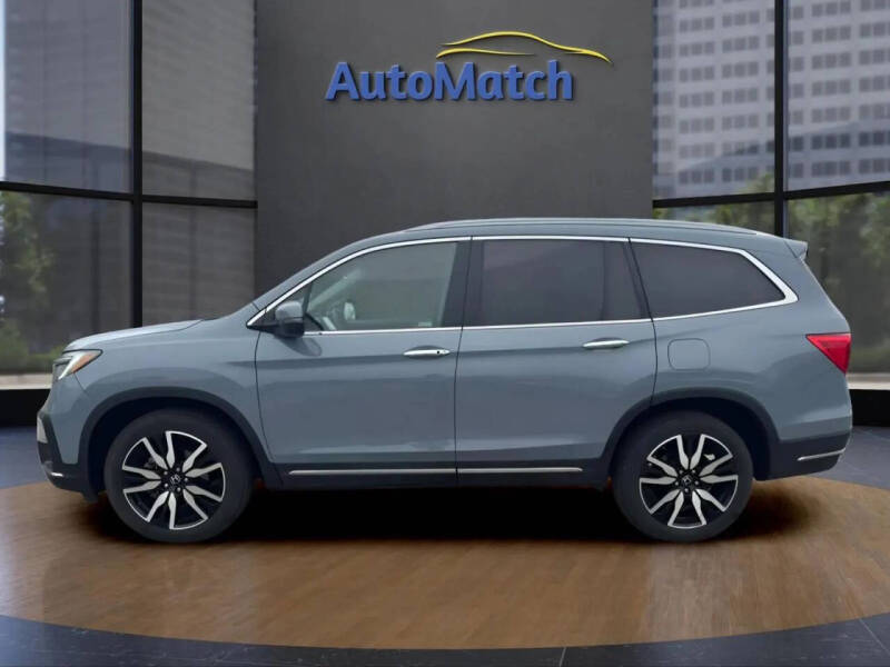 2022 Honda Pilot Touring w/Rear Captain's Chairs