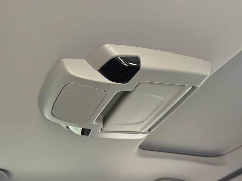 2019 Honda Pilot Touring w/Rear Captain's Chairs