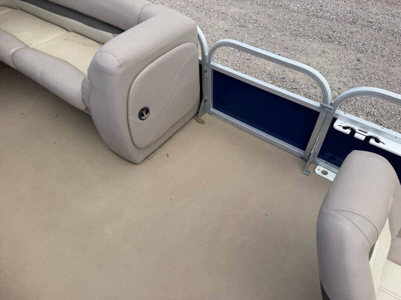 2014 Tracker MARINE FISHIN BARGE