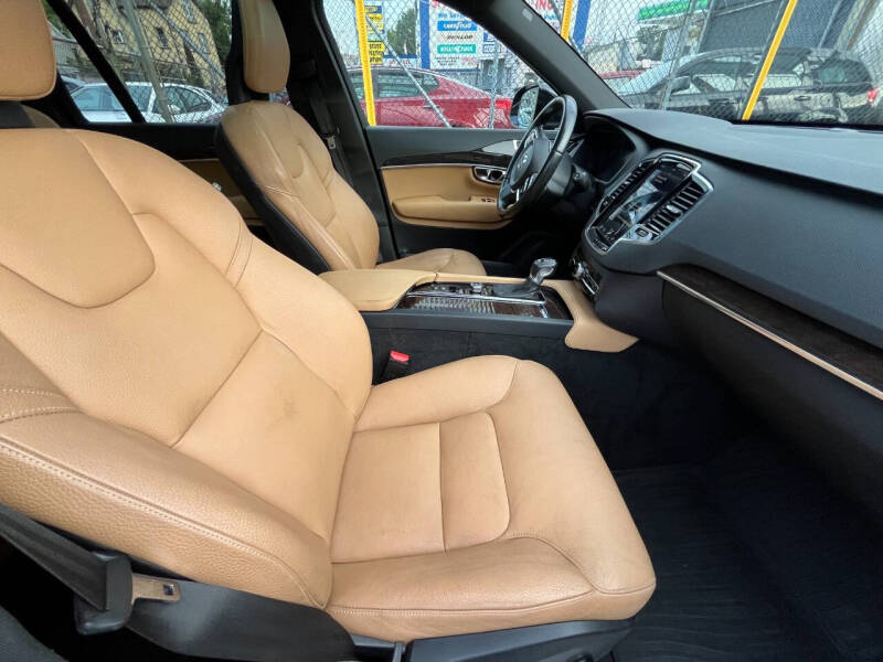 2016 Volvo XC90 T6 Momentum