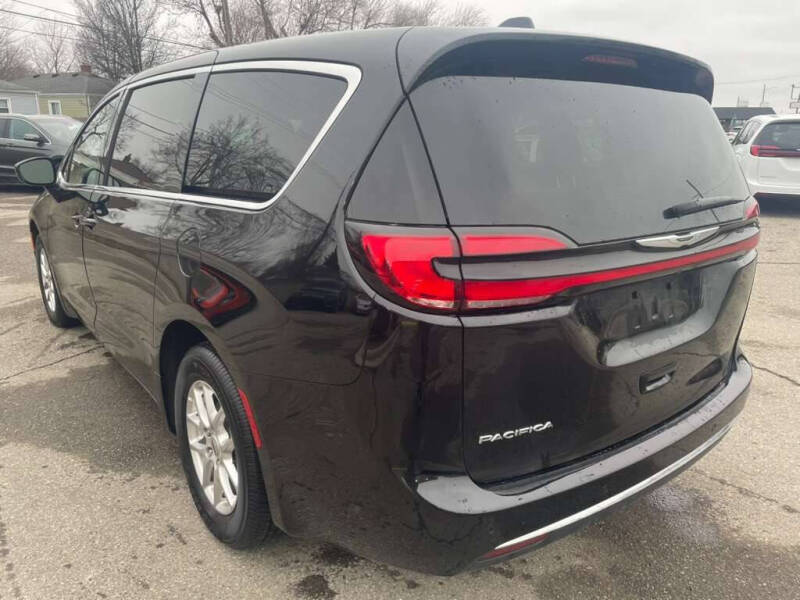 2025 Chrysler Pacifica Select