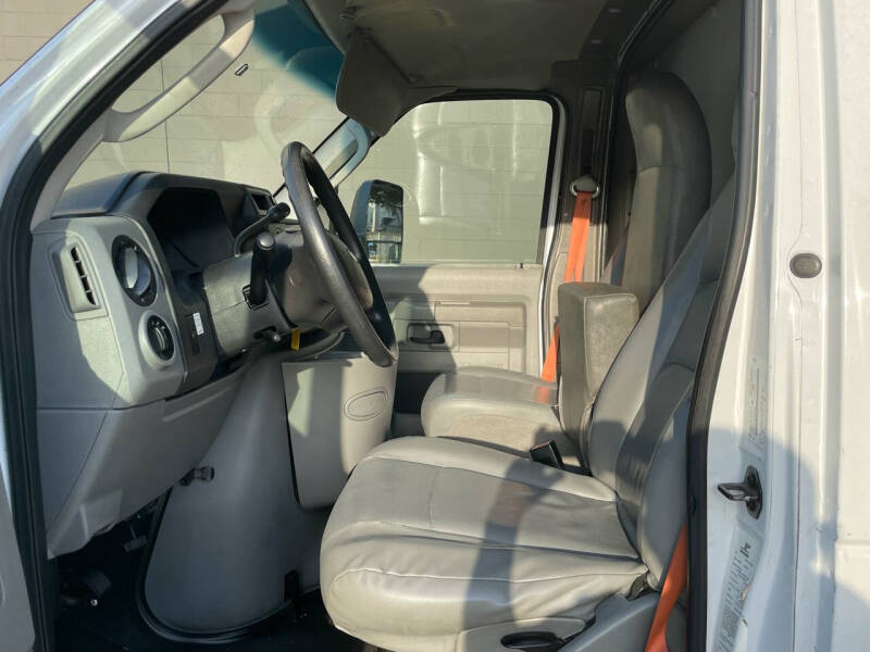 2017 Ford 16 FEET BOX TRUCK