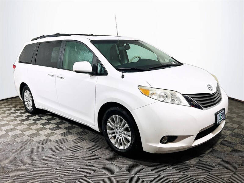 2012 Toyota Sienna XLE's photo