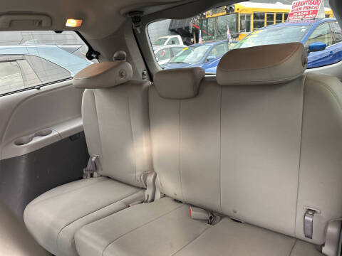 2017 Toyota Sienna XLE Premium 7-Passenger