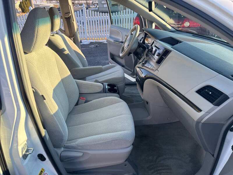 2014 Toyota Sienna LE Mobility 7-Passenger