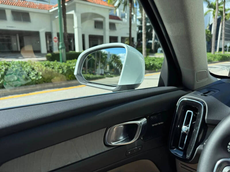 2024 Volvo XC40 B5 Plus Bright Theme