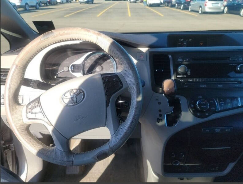 2011 Toyota Sienna null photo 9