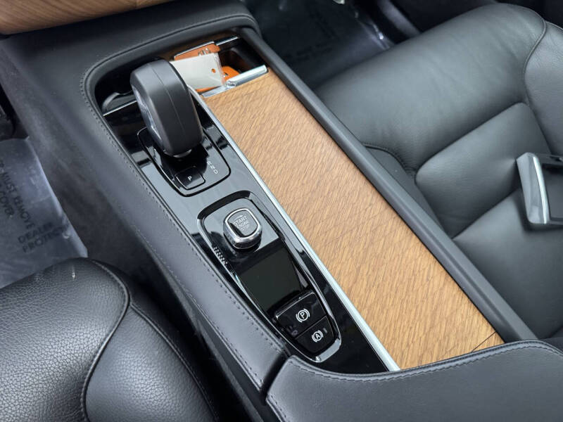 2024 Volvo XC90 B6 Core Bright Theme