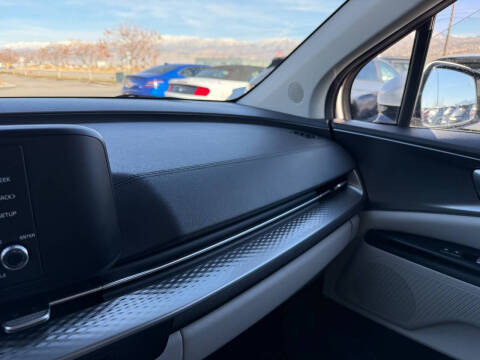 2024 Kia Carnival LX