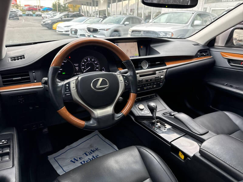 2014 Lexus ES 300h photo 24