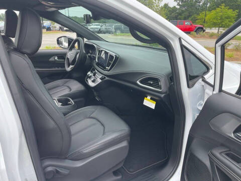 2027 Chrysler Pacifica Select