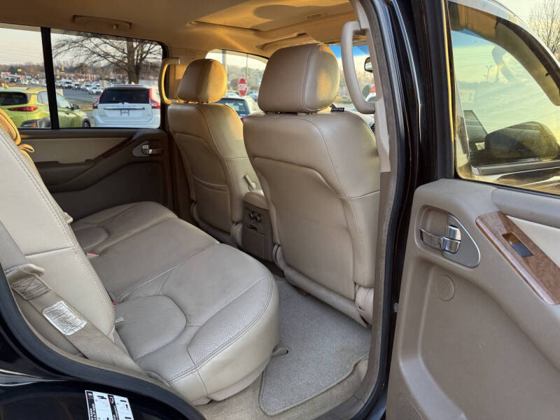 2005 Nissan Pathfinder LE