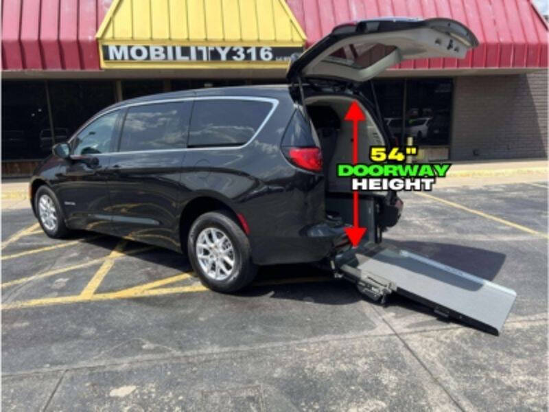 2023 Chrysler Voyager LX