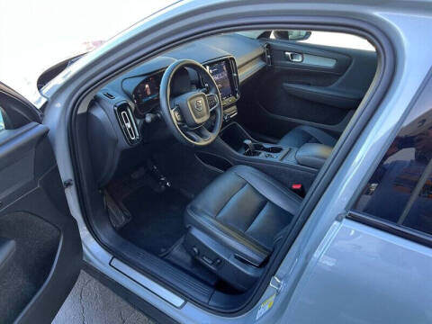 2024 Volvo XC40 B5 Core Dark Theme