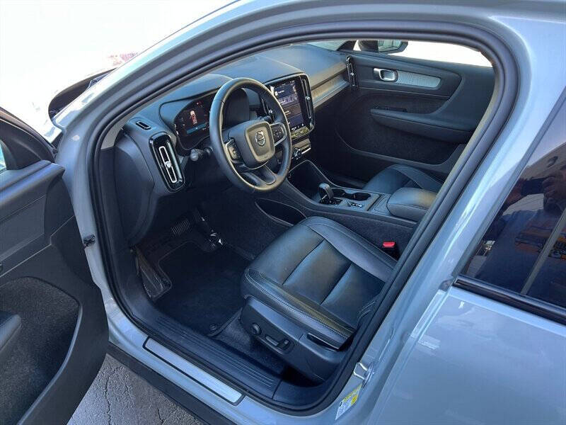 2024 Volvo XC40 B5 Core Dark Theme