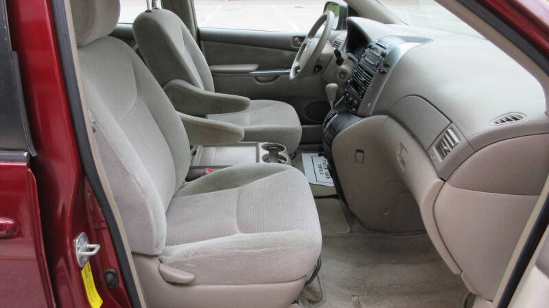 2008 Toyota Sienna null photo 28