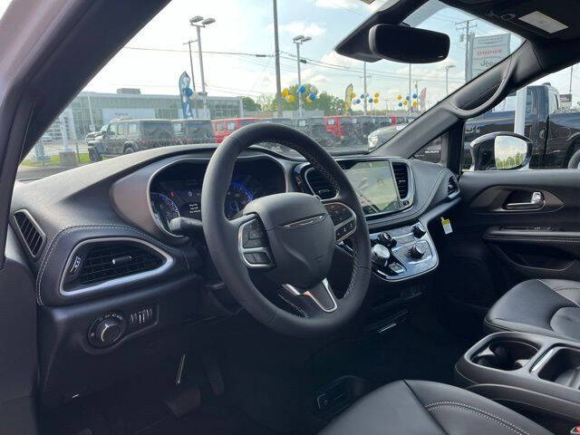 2027 Chrysler Pacifica Select