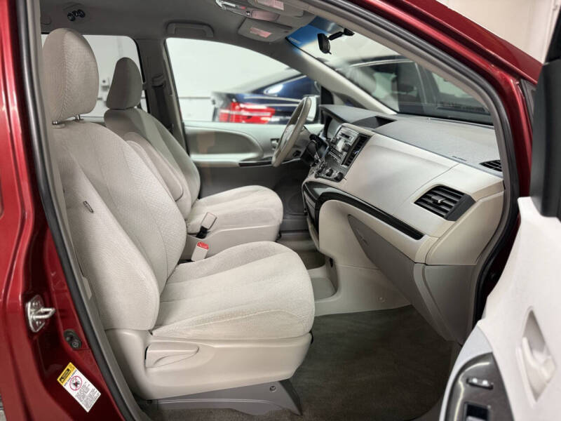 2012 Toyota Sienna LE 8-Passenger