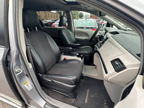 2012 Toyota Sienna SE 8-Passenger
