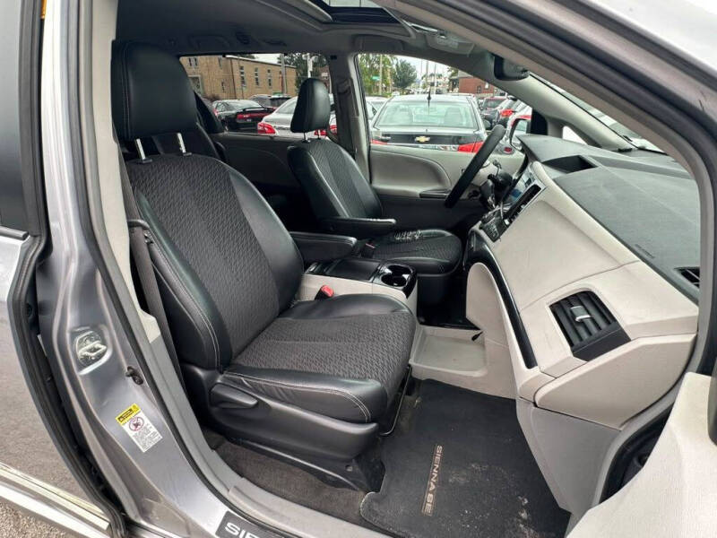 2012 Toyota Sienna SE 8-Passenger