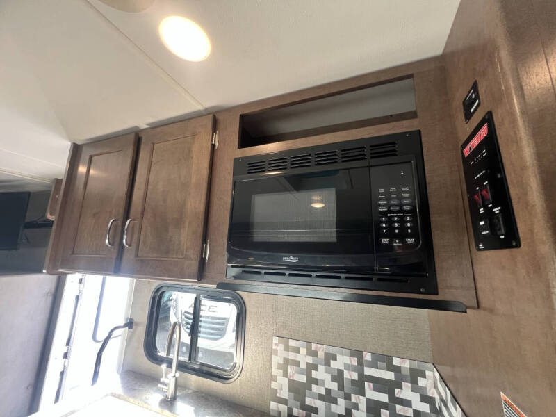 2019 Winnebago Outlook