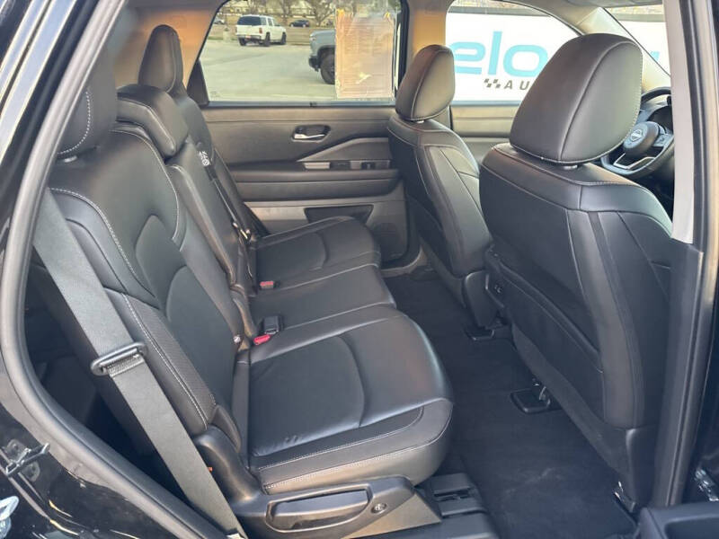 2025 Nissan Pathfinder SL