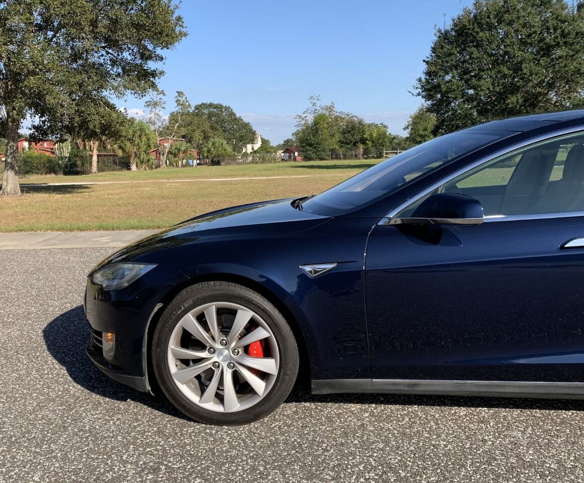 2014 Tesla Model S 24
