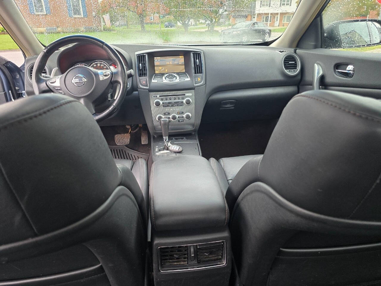 2010 Nissan Maxima for sale at QUEENSGATE AUTO SALES in York, PA