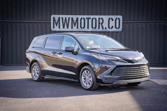 2024 Toyota Sienna LE's photo