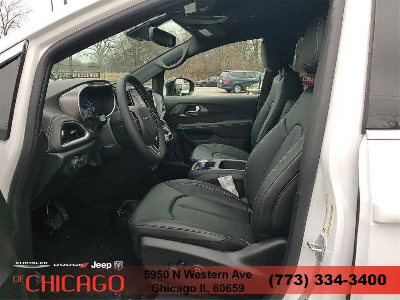 2025 Chrysler Pacifica Select