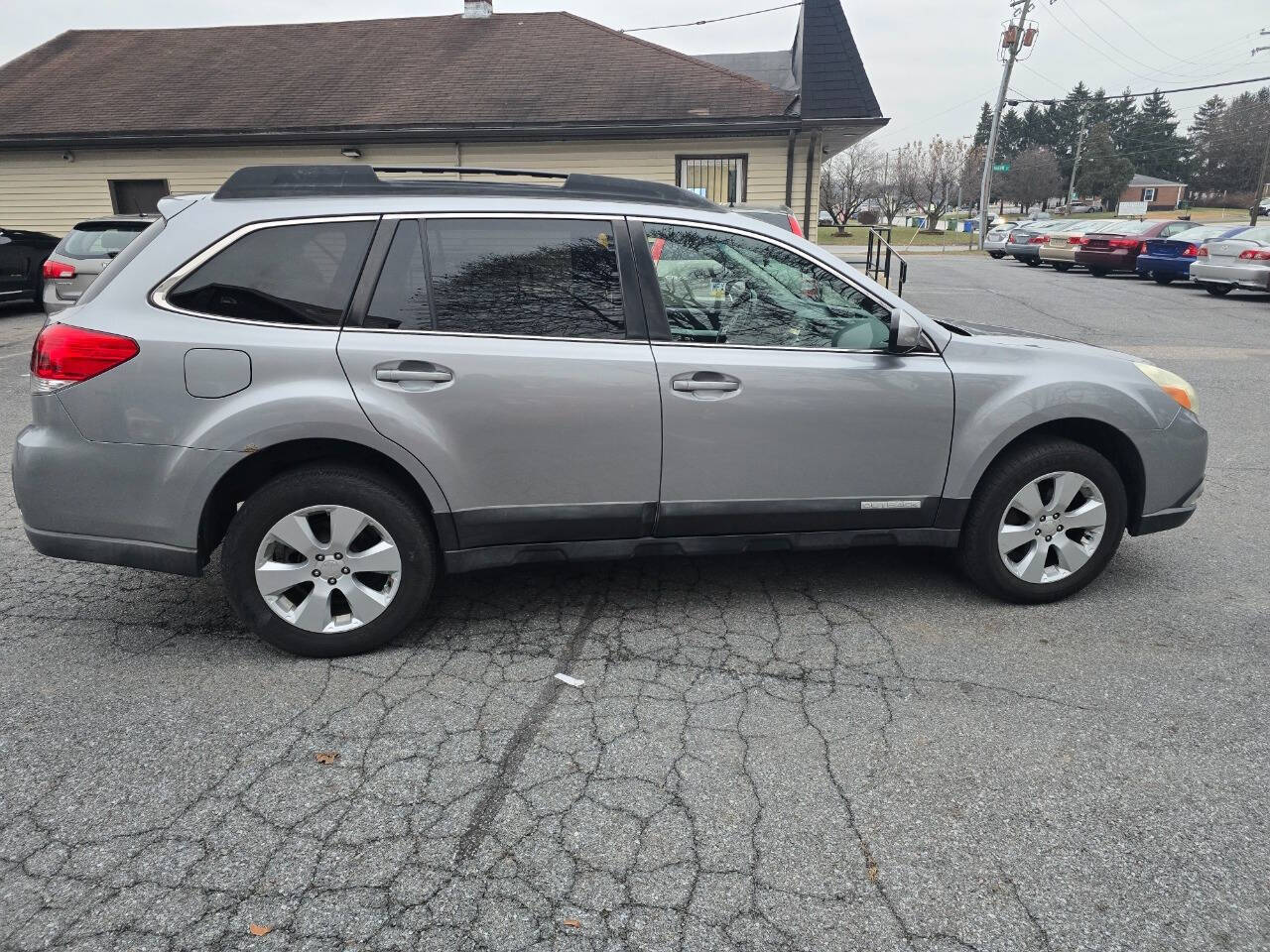 2010 Subaru Outback for sale at QUEENSGATE AUTO SALES in York, PA