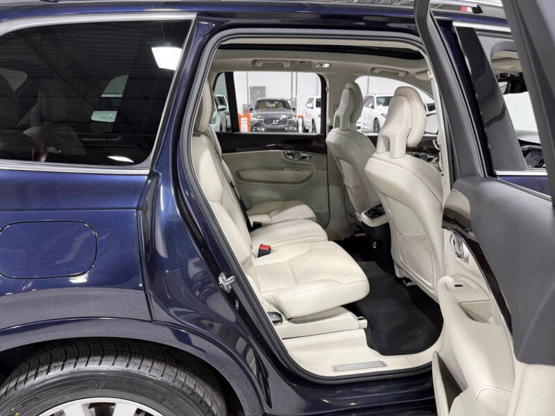 2016 Volvo XC90 T6 Momentum