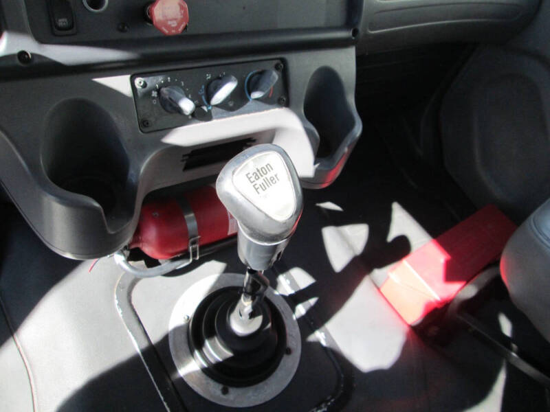 2005 Freightliner Business class M2