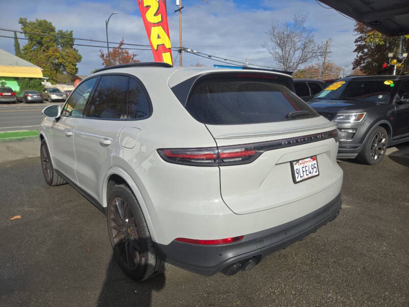 2022 Porsche Cayenne E-Hybrid Platinum Edition