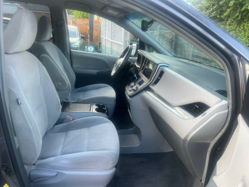 2015 Toyota Sienna LE 8-Passenger