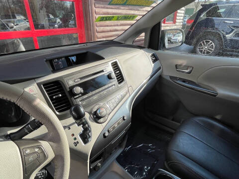 2011 Toyota Sienna SE 8-Passenger